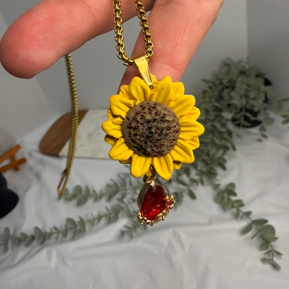 Chic Sunflower Necklace with Red Gemstone - Picture 2 of 4